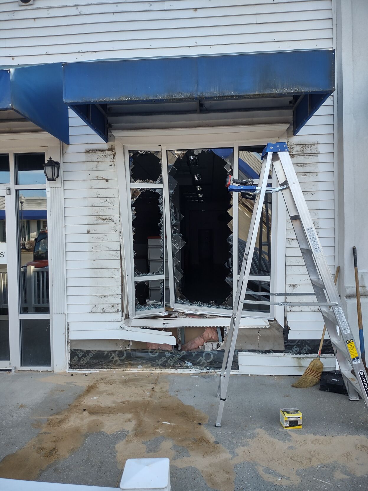 Lee storefront damage